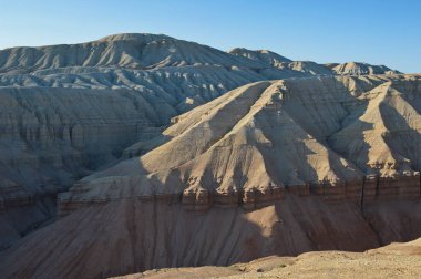 Almaty, Kazakistan - 06.24.2013: Büyük bir kum ve kayalık tepeler geçidi. Park Altyn Emel.