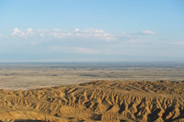 Almaty, Kazakistan - 06.24.2013: Altyn Emel Milli Parkı 'nın kumlu ve kayalık bölgesi.