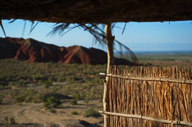 Almaty, Kazakistan - 06.25.2013: Altyn Emel Doğa Rezervi 'nde ahşap ve samandan yapılmış bina