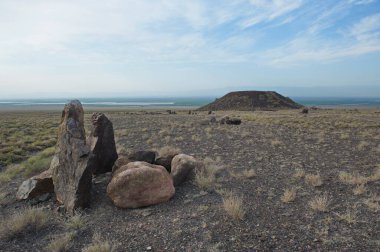 Almaty, Kazakistan - 06.25.2013: Oshaktas - Altyn Emel 'deki kayalardan yaşlı Stella.