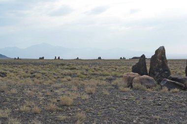 Almaty, Kazakistan - 06.25.2013: Oshaktas - Altyn Emel 'deki kayalardan yaşlı Stella.