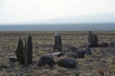 Almaty, Kazakistan - 06.25.2013: Oshaktas - Altyn Emel 'deki kayalardan yaşlı Stella.