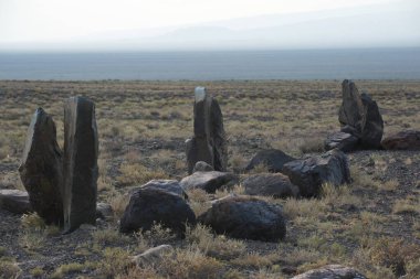Almaty, Kazakistan - 06.25.2013: Oshaktas - Altyn Emel 'deki kayalardan yaşlı Stella.