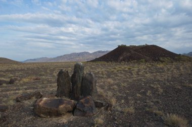 Almaty, Kazakistan - 06.25.2013: Oshaktas - Altyn Emel 'deki kayalardan yaşlı Stella.