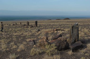Almaty, Kazakistan - 06.25.2013: Oshaktas - Altyn Emel 'deki kayalardan yaşlı Stella.