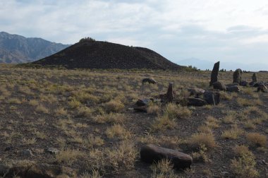 Almaty, Kazakistan - 06.25.2013: Oshaktas - Altyn Emel 'deki kayalardan yaşlı Stella.