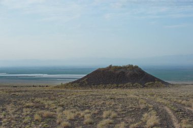 Almaty, Kazakistan - 06.25.2013: Eski Tepe - Altyn Emel Doğa Koruma Alanı 'ndaki antik bir mezarlık