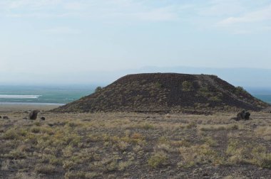 Almaty, Kazakistan - 06.25.2013: Eski Tepe - Altyn Emel Doğa Koruma Alanı 'ndaki antik bir mezarlık