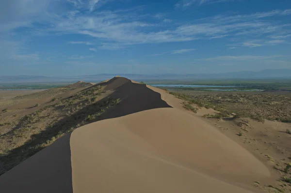 2013年6月25日 アルティン エメル自然保護区の砂の山の砂丘を歌う — ストック写真