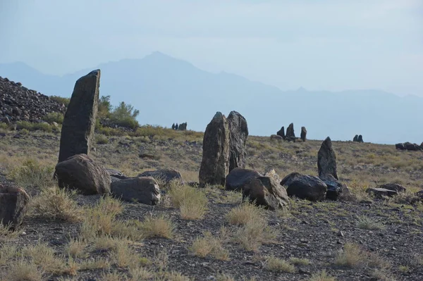 Almaty, Kazakistan - 06.25.2013: Oshaktas - Altyn Emel 'deki kayalardan yaşlı Stella.