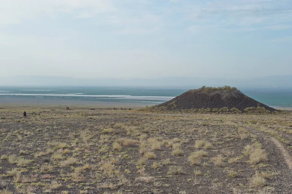 Almaty, Kazakistan - 06.25.2013: Eski Tepe - Altyn Emel Doğa Koruma Alanı 'ndaki antik bir mezarlık