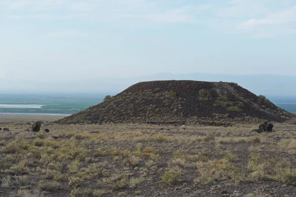 Almaty, Kazakistan - 06.25.2013: Eski Tepe - Altyn Emel Doğa Koruma Alanı 'ndaki antik bir mezarlık