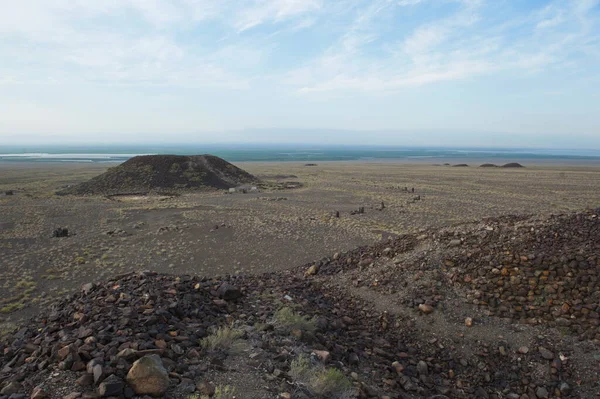 Almaty, Kazakistan - 06.25.2013: Eski Tepe - Altyn Emel Doğa Koruma Alanı 'ndaki antik bir mezarlık