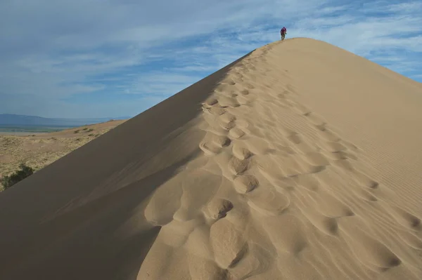 2013年6月25日 アルティン エメル自然保護区の砂の山の斜面を歩く男 — ストック写真