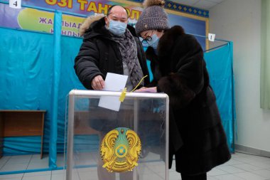 Almaty, Kazakistan - 01.10.2021: Vatandaşlar oy sandığına oy verin. Kazakistan 'da parlamento seçimleri