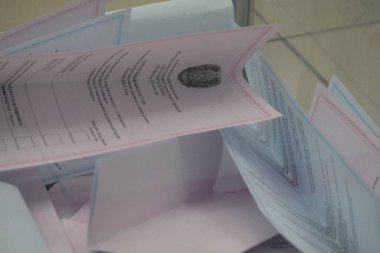 Almaty, Kazakistan - 01.10.2021: Parti ve milletvekilleri için oy pusulaları. Kazakistan 'da parlamento seçimleri