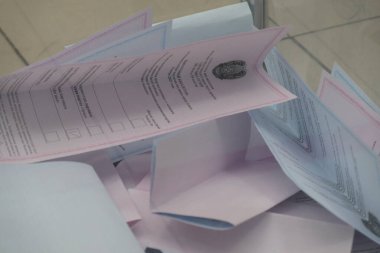 Almaty, Kazakistan - 01.10.2021: Parti ve milletvekilleri için oy pusulaları. Kazakistan 'da parlamento seçimleri