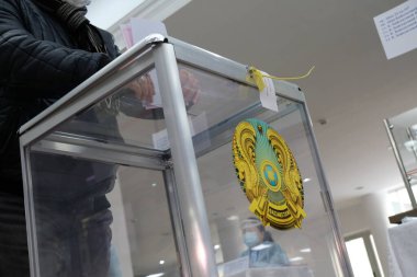 Almaty, Kazakistan - 01.10.2021: Vatandaşlar oy sandığına oy verin. Kazakistan 'da parlamento seçimleri