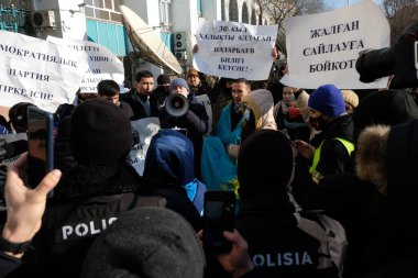 Almaty, Kazakistan - 01.10.2021: Halk mitinglere pankartlarla geldi: seçimleri boykot etmek. Kazakistan 'da parlamento seçimleri