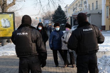Almaty, Kazakistan - 01.10.2021: Kazakistan 'da yapılan parlamento seçimleri sırasında polis memurları protestocuları dizginledi