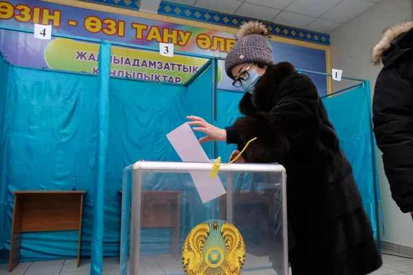 アルマティ カザフスタン 2021 市民は投票箱に投票用紙を挿入します カザフスタンの議会選挙 — ストック写真