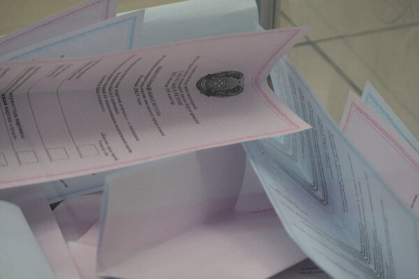 Алматы, Казахстан - 01.10.2021: Бюллетени для голосования за партию и депутатов. Парламентские выборы в Казахстане