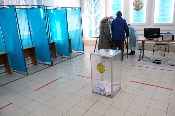 Almaty Kazakstan 2021 Röstningssal Med Bås Och Valurna Parlamentsval Kazakstan — Stockfoto