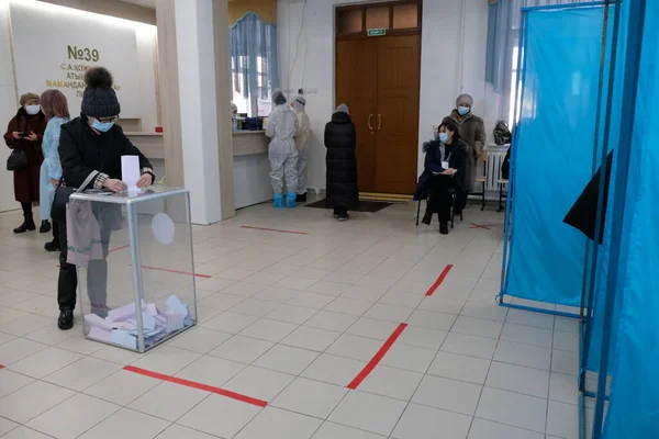 Almaty Kazakstan 2021 Medborgarna För Valsedlar Röstrutan Parlamentsval Kazakstan — Stockfoto
