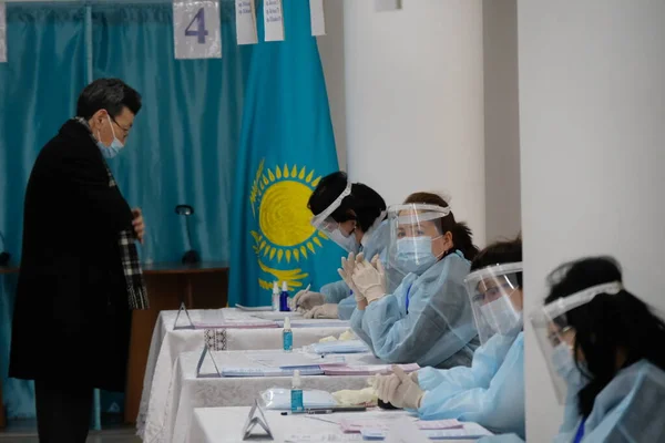 Almaty Kazakstan 2021 Medborgarna Fyller Sina Uppgifter Med Medlem Valkommissionen — Stockfoto