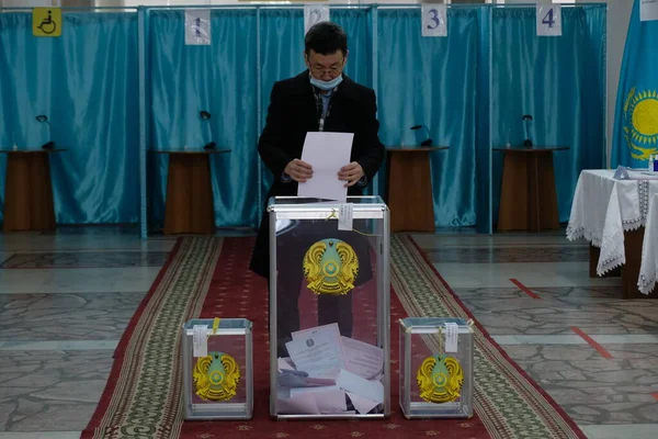 Almaty Kazakstan 2021 Medborgarna För Valsedlar Röstrutan Parlamentsval Kazakstan — Stockfoto
