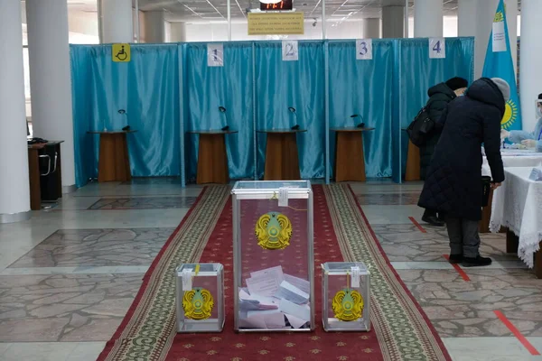 哈萨克斯坦阿拉木图 2021年10月1日 一个有投票站和投票箱的投票大厅 哈萨克斯坦的议会选举 — 图库照片