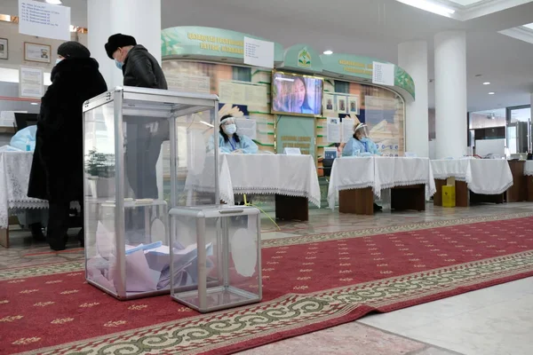 哈萨克斯坦阿拉木图 2021年10月1日 投票大厅 哈萨克斯坦的议会选举 — 图库照片