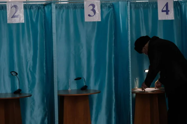 Almaty Kazachstan 2021 Obywatele Wypełniają Karty Głosowania Wybory Parlamentarne Kazachstanie — Zdjęcie stockowe