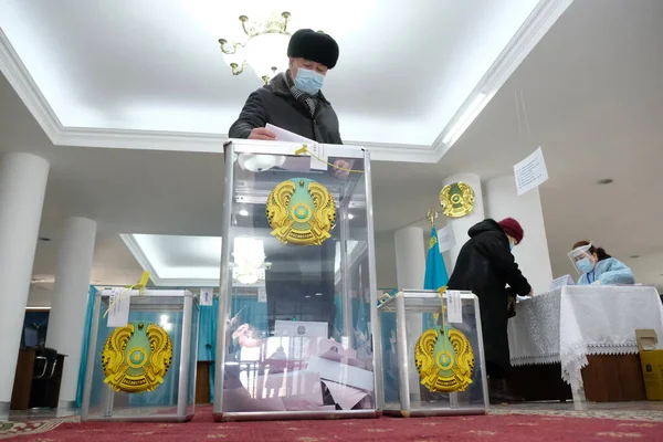 アルマティ カザフスタン 2021 市民は投票箱に投票用紙を挿入します カザフスタンの議会選挙 — ストック写真