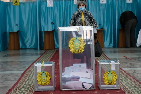 Almaty Kasachstan 2021 Bürger Werfen Stimmzettel Die Wahlurne Parlamentswahlen Kasachstan — Stockfoto