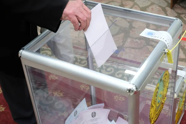 Almaty Kazajstán 2021 Los Ciudadanos Insertan Boletas Urna Elecciones Parlamentarias —  Fotos de Stock