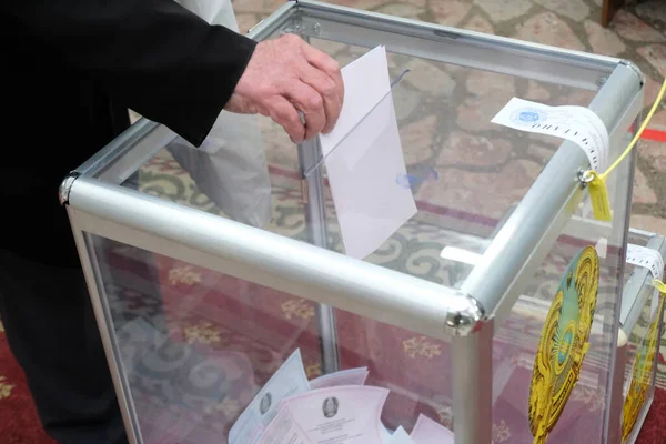Almaty, Kazakistan - 01.10.2021: Vatandaşlar oy sandığına oy verin. Kazakistan 'da parlamento seçimleri