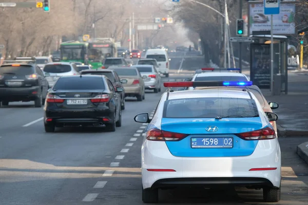 카자흐스탄 알마티 2021 카자흐스탄 기간에 광장에 경찰차들 — 스톡 사진