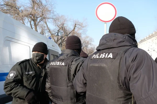 Almaty, Kazakistan - 01.10.2021: Kazakistan 'da yapılan parlamento seçimleri sırasında polis memurları protestocuları dizginledi