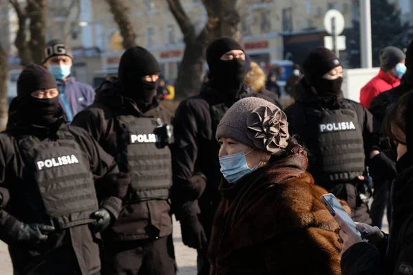 Алматы Казахстан 2021 Сотрудники Полиции Сдерживают Протестующих Время Парламентских Выборов — стоковое фото