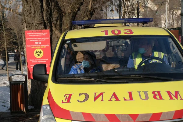 アルマティ カザフスタン 2021 隔離に関するポスターの背景に救急車が路上に立っている — ストック写真