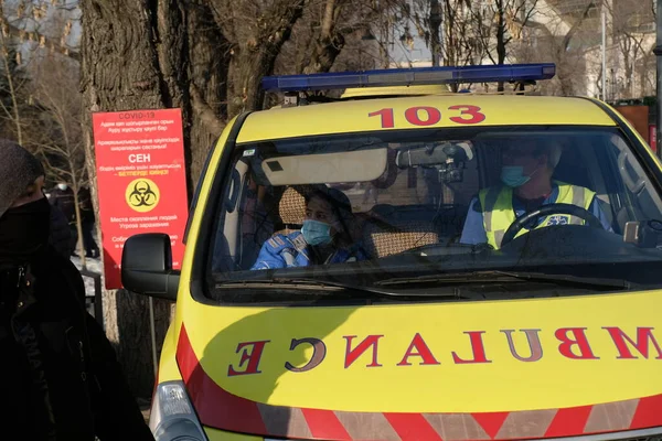 Almaty Kazajstán 2021 Una Ambulancia Para Calle Sobre Fondo Cartel —  Fotos de Stock