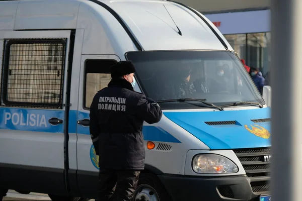 Almaty Kazajstán 2021 Coche Policía Para Junto Los Manifestantes Durante —  Fotos de Stock