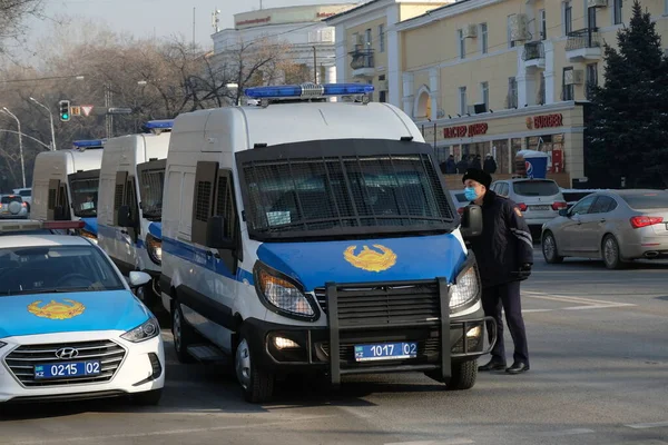 アルマトイ カザフスタン 2021 カザフスタンの議会選挙中に警察の車が中央広場に立つ — ストック写真