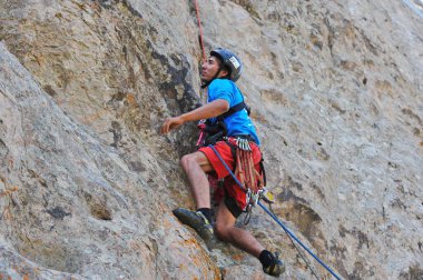 Almaty, Kazakistan - 04.27.2013: Tırmanma yolunun geçidi. Ili Nehri kıyısında Eko-festival