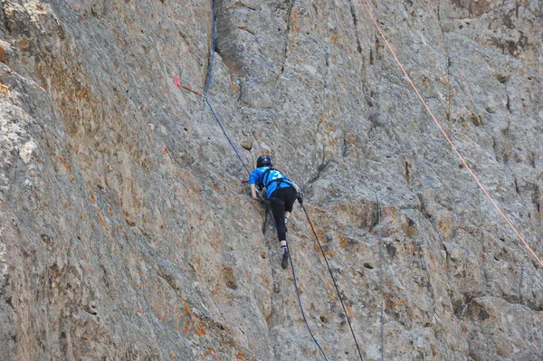 Almaty Kazakhstan 2013 Children Learn Walk Climbing Wall 둑에서 — 스톡 사진