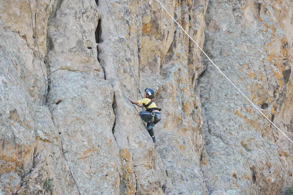 Almaty Kazajstán 2013 Los Niños Aprenden Caminar Sobre Muro Escalada —  Fotos de Stock