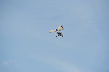 Almaty, Kazakistan - 04.27.2013: İnsanlar bisiklet ile uçuyor. Ili Nehri kıyısında Eko-festival