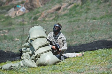 Almaty, Kazakistan - 04.27.2013: Vitesli bir adam hava yumuşağı oynar. Ili Nehri kıyısında Eko-festival