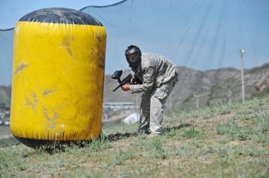 Almaty, Kazakistan - 04.27.2013: Vitesli bir adam hava yumuşağı oynar. Ili Nehri kıyısında Eko-festival
